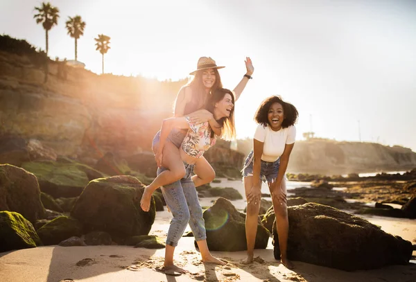 Gülümseyen Avrupalı Afrikalı Amerikalı Kız Öğrenciler Turistler Eğleniyor Oyun Oynuyor — Stok fotoğraf