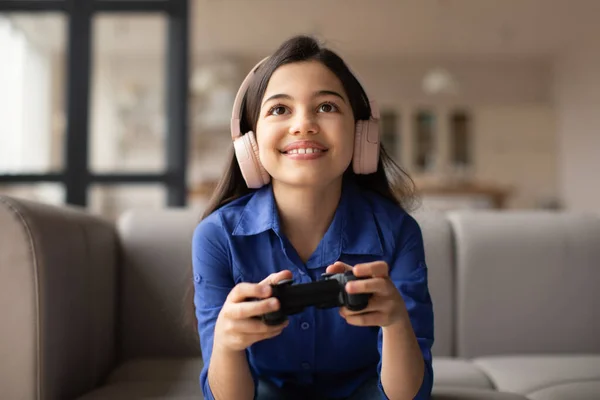 Feliz Niña Árabe Jugando Videojuegos Con Consola Juegos Sentada Sofá — Foto de Stock