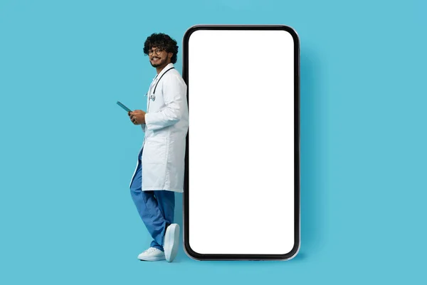 현대의 긍정적 잘생긴 인도인 의사가 디지탈 태블릿을 배경에 고립된 채커다란 — 스톡 사진