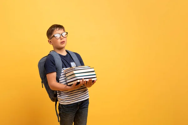 Çocuk Eğitimi Okul Ödevi Sırt Çantalı Gözlüklü Sarı Arka Planda — Stok fotoğraf