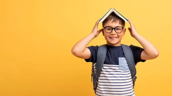 Gözlüklü Gözlüklü Sırt Çantalı Çocuksu Bir Öğrenci Kameraya Gülümseyen Sarı — Stok fotoğraf