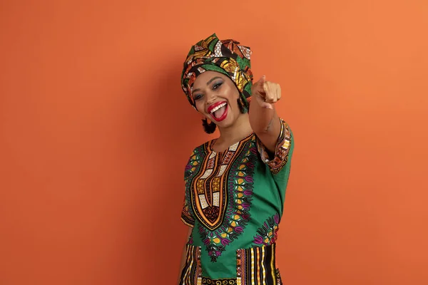 Ben Seni Seçiyorum Geleneksel Afrikalı Kostümlü Neşeli Neşeli Çekici Çekici — Stok fotoğraf