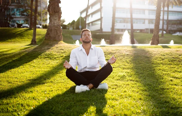 Tranquilo Joven Hombre Negocios Ropa Formal Meditando Con Los Ojos —  Fotos de Stock