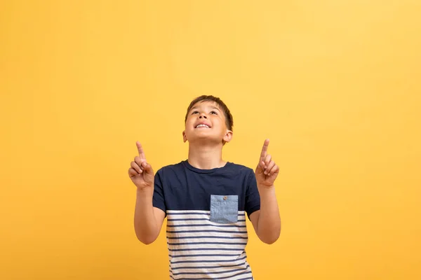 Havalı Neşeli Çocuk Tişörtleriyle Kafasının Üstünde Mesaj Reklam Için Fotokopi — Stok fotoğraf