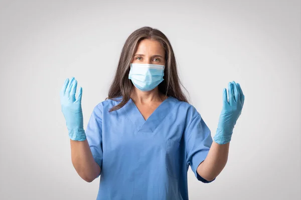 Oberärztin Uniform Mit Stethoskop Schutzmaske Die Hände Handschuhen Posierend Auf — Stockfoto