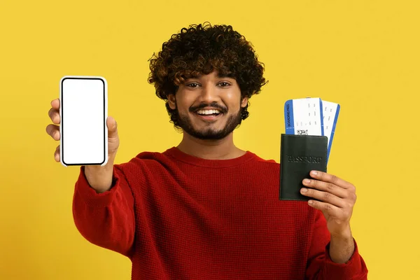 Reisende Glücklich Aufgeregt Indischen Mann Halten Pass Ticket Handy Isoliert — Stockfoto