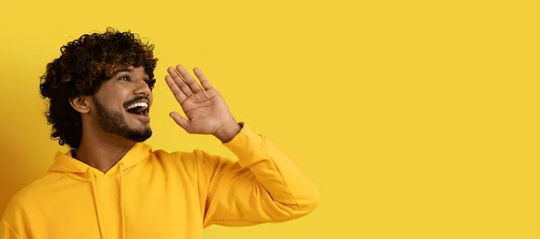 Heyecanlı Mutlu Yakışıklı Kıvırcık Hintli Sarı Kapüşonlu Ele Tutuşmuş Fotokopi — Stok fotoğraf