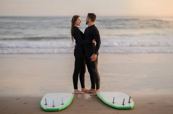 Romantico Surfisti Coppia Avendo Data Sulla Spiaggia Abbracciare Sorridere Vicenda — Foto Stock