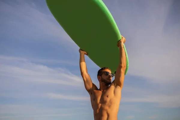 Mladý Svalnatý Surfař Drží Surfovací Prkno Nad Hlavou Dívá Jinam — Stock fotografie