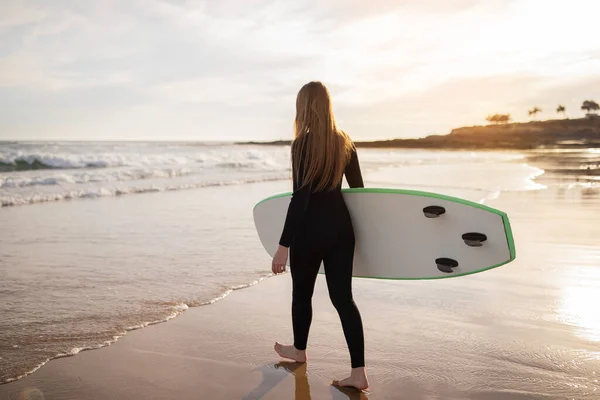 Solo Sörfçü Dalgıç Kıyafetli Genç Bir Kadın Okyanusa Sörf Tahtası — Stok fotoğraf