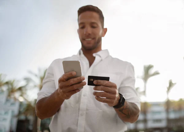 Młody Biznesmen Smartfonem Kartą Kredytową Rękach Świeżym Powietrzu Przedsiębiorca Dokonujący — Zdjęcie stockowe