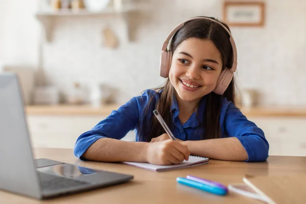 Online Studie Usmívající Před Dospívající Bruneta Dívka Sluchátkách Učení Notebookem — Stock fotografie