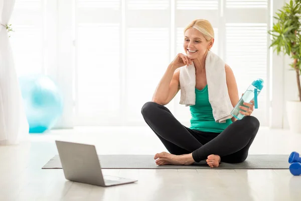Happy Senior Woman Watching Online Fitness Tutorials Laptop While Training — 스톡 사진