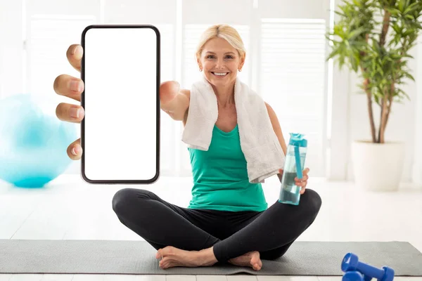 Fitness Uygulaması Gülümseyen Kıdemli Kadın Yoga Mat Oturuyor Beyaz Ekranlı — Stok fotoğraf