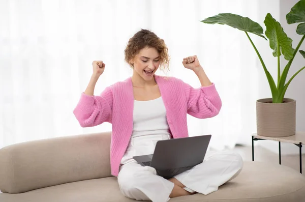 Eine Gute Nachricht Glücklich Aufgeregte Frau Feiert Erfolg Mit Laptop — Stockfoto