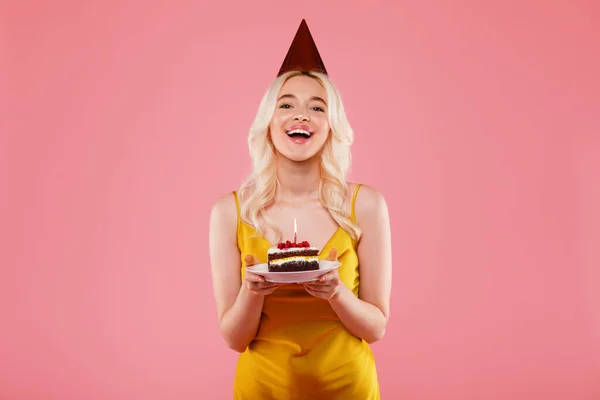 Parti Şapkası Takan Heyecanlı Bir Bayanın Portresi Doğum Gününü Kutlamak — Stok fotoğraf