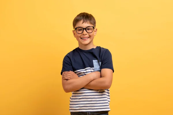 Wesoły Szczęśliwy Przystojny Chłopak Szkoły Okularach Stroju Casual Pozowanie Ramionami — Zdjęcie stockowe