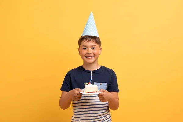 Geburtstagsfeier Für Kinder Konzept Glückliches Hübsches Nettes Geburtstagskind Lässigem Shirt — Stockfoto