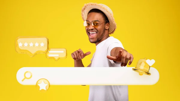 Internet Marketing Fröhlicher Afroamerikanischer Kunde Guy Zeigt Mit Den Fingern — Stockfoto