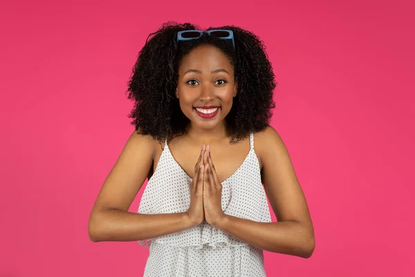 Sorrindo Animado Estudante Milenar Senhora Negra Fazendo Gesto Oração Alegrando — Fotografia de Stock