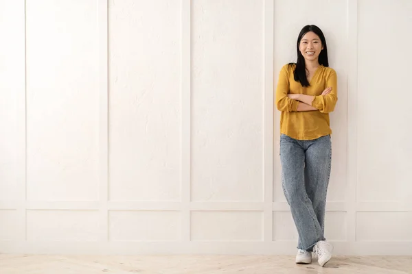 Positiv Attraktive Junge Koreanerin Lässigem Stylischem Outfit Posiert Hause Über — Stockfoto