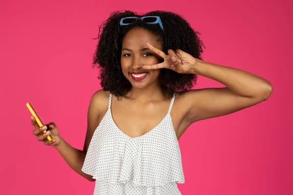 Smiling Millennial Black Woman Student Show Peace Sign Hand Chatting — Stock Photo, Image