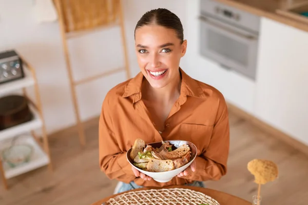 Homestyle Salad Bliss Happy Lady Relishing Caesar Salad Sitting Kitchen — Stock Photo, Image