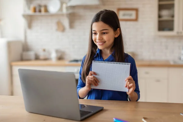 Електронна Освіта Посміхаючись Близькосхідній Школі Дівчина Показує Свою Копію Книги — стокове фото