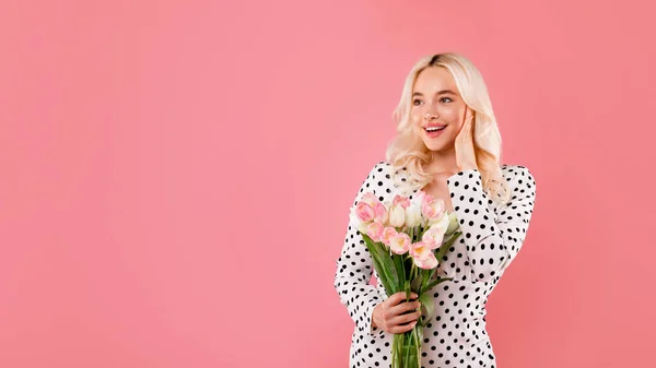 Porträtt Söt Blond Dam Med Romantisk Bukett Tulpaner Över Rosa — Stockfoto