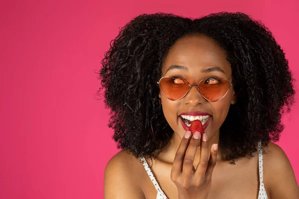 Sorrindo Estudante Mulher Negra Milenar Óculos Comendo Morango Olhar Para — Fotografia de Stock