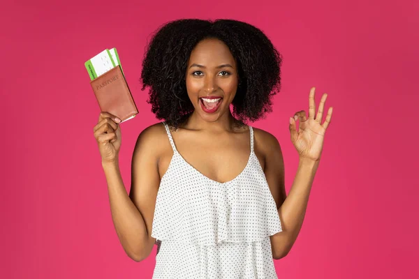 Sorrindo Animado Millennial Senhora Negra Mostrar Sinal Com Mão Passaporte — Fotografia de Stock