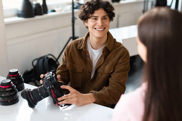 Happy Male Photographer Showing Result Content Photoshoot Art Director Talking — Stock Photo, Image