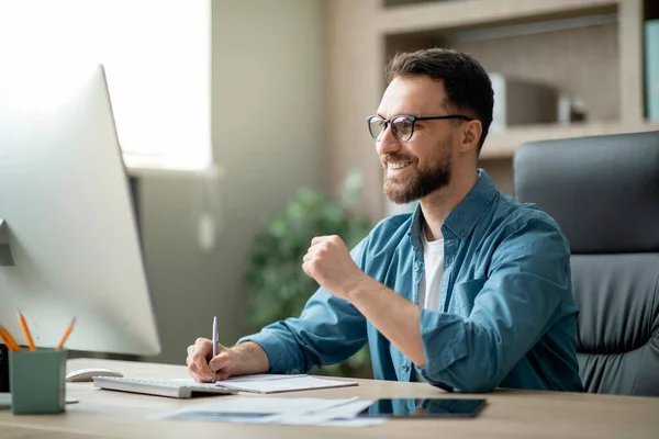 Lächelnder Männlicher Unternehmer Mit Computer Und Notizen Arbeitsplatz Modernen Büro — Stockfoto