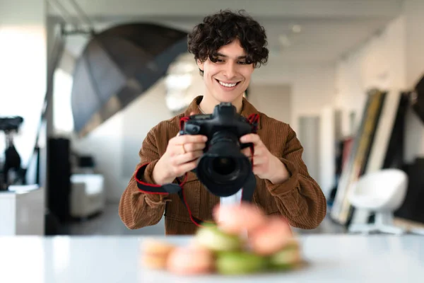 Fotógrafo Comida Homem Europeu Feliz Tirando Fotos Deliciosos Doces Macarons — Fotografia de Stock