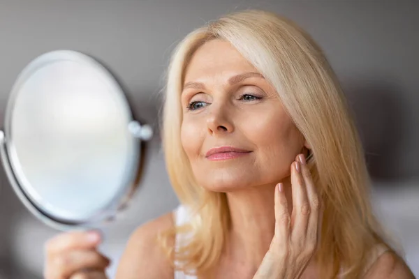 Atractiva Mujer Europea Envejecida Mirando Espejo Aumento Tocando Cara Piel — Foto de Stock