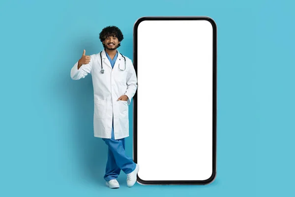 Koncepcja Aplikacji Mobilnej Opieki Zdrowotnej Przystojny Młody Indyjski Lekarz Białym — Zdjęcie stockowe