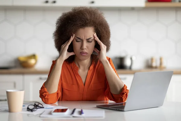 Portret Zestresowanej Młodej Czarnej Kobiety Bólem Głowy Podczas Pracy Laptopem — Zdjęcie stockowe