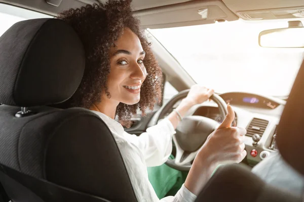 중동의 여성에게 운전하는 Smiling Thumbs Gesture Seture Setting Her Luxury — 스톡 사진
