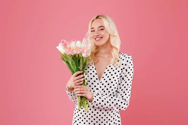 幸せなヨーロッパの女性の肖像画ピンクのスタジオの背景に隔離されたポーズの花 誕生日の香りの花束を楽しんで お祝いの休日 ファッション ライフスタイル 広告やオファー — ストック写真