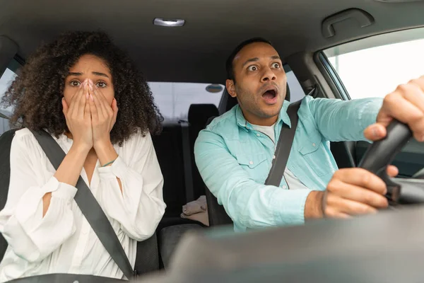 Stunned Arabic Couple Car Looking Road Shocked Face Expression Having — Stock Photo, Image