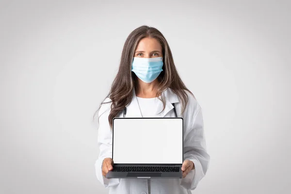 Profesional Médico Senior Mujer Abrigo Blanco Con Máscara Protectora Que —  Fotos de Stock