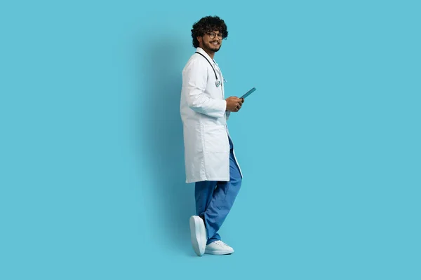 Modern Teknik Inom Hälso Och Sjukvård Glad Stilig Ung Indian — Stockfoto