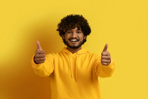 Веселий Красивий Східний Хлопець Одягнений Жовтий Светр Показує Великий Палець — стокове фото