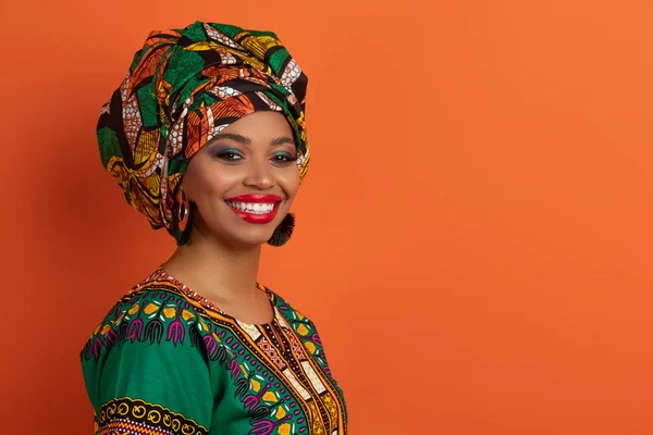 Zbliżenie Studio Portret Wesoły Atrakcyjny Młody Afroamerykanin Dama Tradycyjnej Odzieży — Zdjęcie stockowe