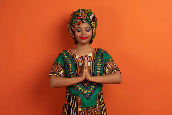 Huzurlu Sakin Çekici Geleneksel Afrika Kıyafeti Giyen Genç Bir Kadın — Stok fotoğraf
