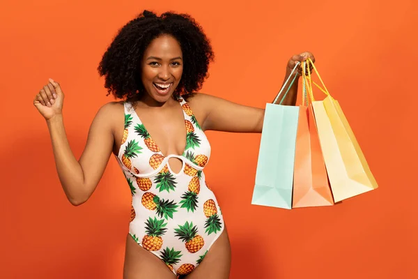 Emotionele Jonge Zwarte Vrouw Kleurrijke Badpak Houden Pakket Tassen Met — Stockfoto