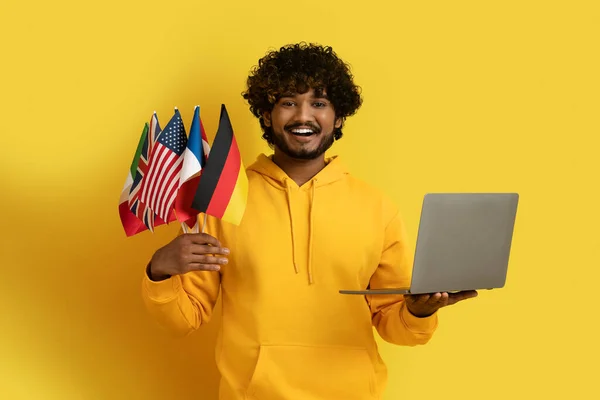 Lachende Knappe Jonge Indiaanse Man Met Gele Hoodie Student Met — Stockfoto
