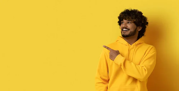 Διαφήμιση Προσφορά Συμφωνία Ευτυχισμένος Όμορφος Σγουρός Γενειοφόρος Χιλιετής Ινδιάνος Κίτρινη — Φωτογραφία Αρχείου