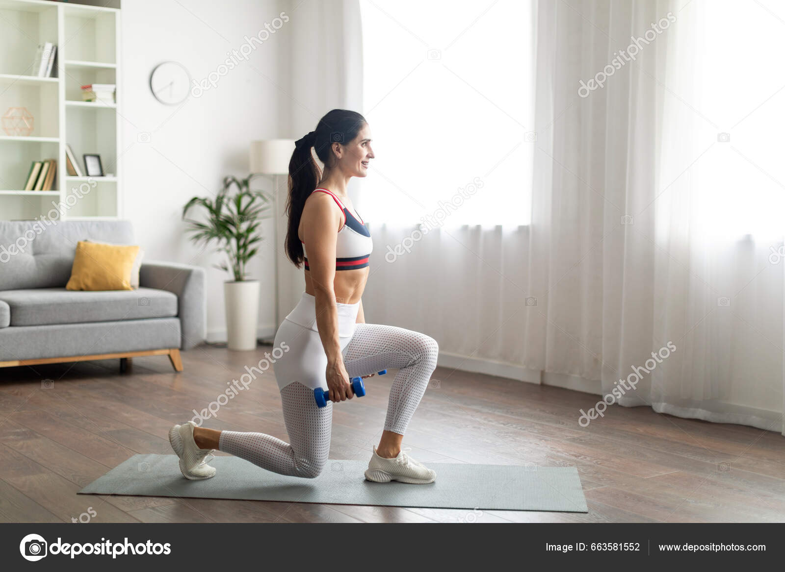 Mujer Delgada En Fitness Durante Su Entrenamiento En El área De