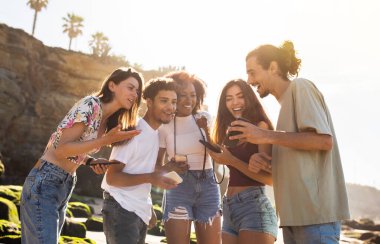 Bin yıllık Arap erkeğinin arkadaşlarına akıllı telefon göstermesine sevindim. Öğrencilere, web sitesine, uygulamasına, yaz tatilinin tadını çıkarmasına, sahilde eğlenmesine. Blog, sosyal ağlar, yaşam tarzı, birlikte hafta sonu